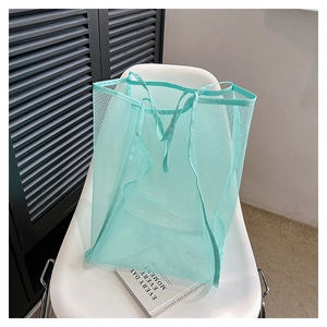 Vue détaillée du sac cabas en maille vert menthe en tissu polyester respirant