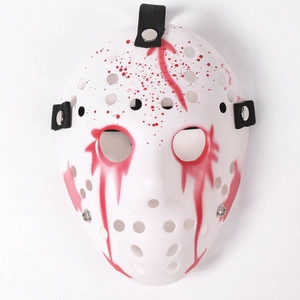 Détail d'un masque de hockey d'horreur avec éclaboussures de sang rouge pour fêtes costumées