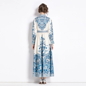 Vue arrière d'une robe longue à fleurs blanches et bleues au design de style palais