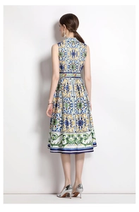 Vue arrière d'une robe midi sans manches aux imprimés floraux de majolique méditerranéenne