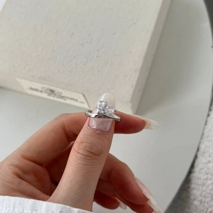 Macro dell'anello in argento S925 con zircone a pera e dettaglio della fascia intrecciata