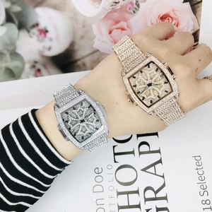 Montre tonneau de luxe pour femme sertie de diamants en finitions argent et or rose