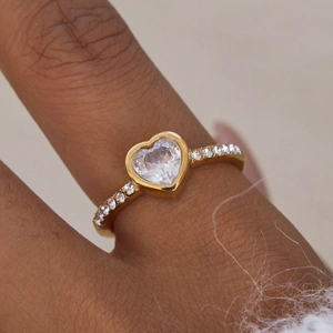 Anello classico a cuore in acciaio inossidabile placcato oro 18K con zirconi cubici