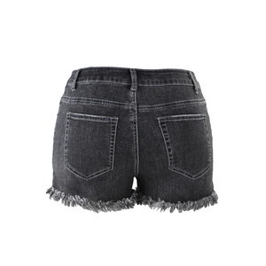 Dettaglio posteriore degli shorts in denim grigio con orli sfilacciati e lavaggio retrò