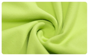 Détail macro du tissu sweat vert fluo montrant la texture tricotée fine et la douceur