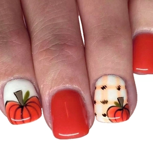 Faux ongles carrés courts avec motifs de citrouille et finition orange brillant