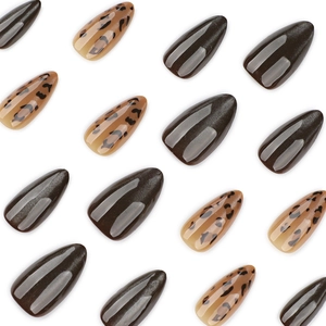 Faux ongles amande courts avec motif léopard et effet œil de chat pailleté marron