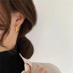 Pendientes de aro dorados clásicos para mujer con acabado minimalista de acero inoxidable