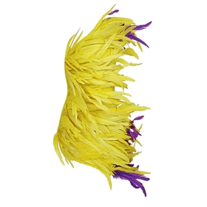 Détail de plumes jaune et violet sur une robe de soirée moulante à une épaule