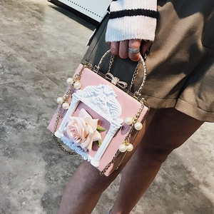 Petit sac carré rose de style Rococo avec roses 3D et pendentifs perles sur bandoulière