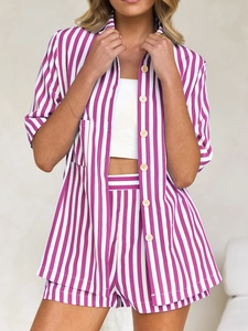 Ensemble deux pièces pour femme avec chemise à rayures roses et short assorti