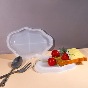 Wolkenform Silikonform als stilvoller Teller für Brot und Früchte verwendet