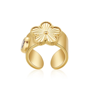 Detail of 18K gold butterfly ring featuring a sparkling zircon waterdrop stone