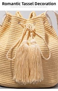 Dettaglio della borsa a secchiello intrecciata con nappe decorative e chiusura a coulisse
