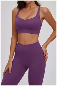 Detailweergave van de paarse yogaset met gladde stof en sportbeha met v-hals ontwerp
