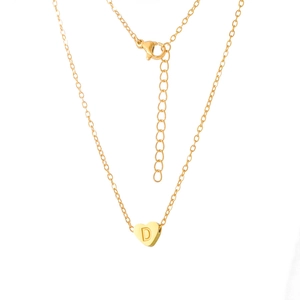 Collier avec pendentif cœur doré et lettre D gravée sur une chaîne en acier inoxydable