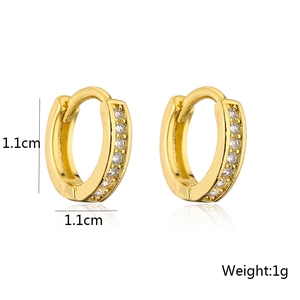 Dettaglio di orecchini placcati oro 18K con zirconi, misura 1,1 cm e peso di 1g