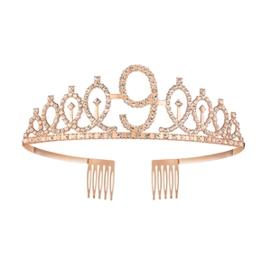 Dettaglio della tiara di compleanno in oro rosa con numero 9 e strass lucidi