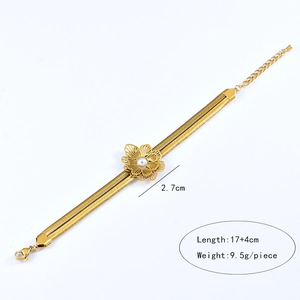 Detail of golden snake chain bracelet with flower pendant pearl and size annotations
