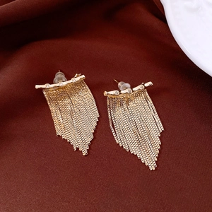 Détail macro de boucles d'oreilles pampilles plaquées or 14K avec zircons fins