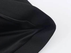 Vista macro di una tutina nera che mostra la trama dettagliata del tessuto a maglia