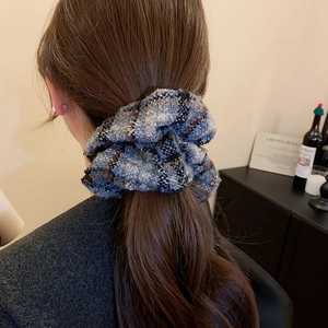 Chouchou en tweed à carreaux bleus sur modèle, accessoire de coiffure chic femme