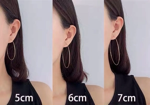 Detailed comparison of 5cm, 6cm, and 7cm minimalist gold hoop earrings on model