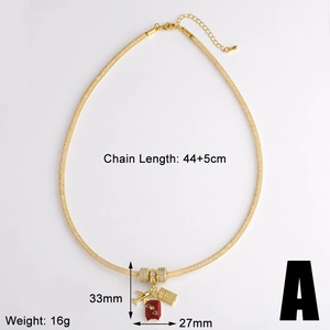 Detail van de reisketting met vliegtuig- en kofferbedels inclusief de afmetingen