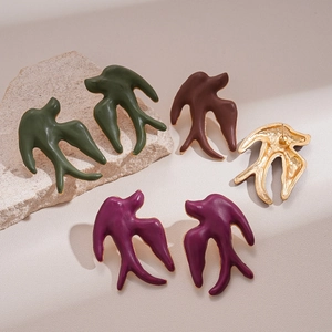 Boucles d'oreilles hirondelles rétro peintes en vert brun et violet doré