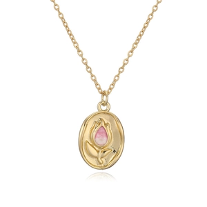 Collier tulipe doré de style français avec pendentif ovale en émail rose sur fond blanc