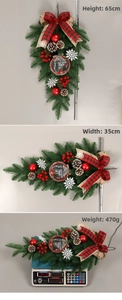 Vue détaillée du swag de Noël en PE avec signe holly jolly et nœud à carreaux décoratif