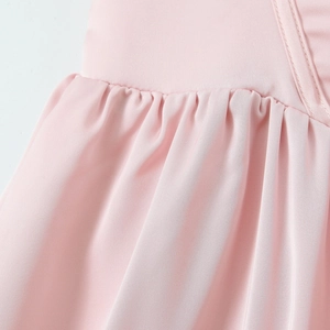 Robe rose à col en V profond avec détails de plis à la taille et texture en mousseline