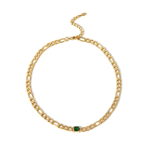 Vue détaillée d'un collier chaîne Figaro dorée avec un pendentif carré en pierre verte
