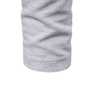 Détail de la manche du polo en coton gris montrant la texture de la maille respirante