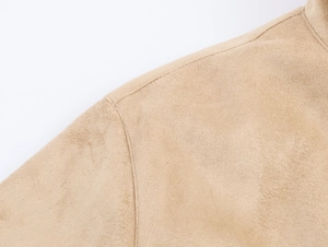 Gros plan sur les coutures d'épaule d'une veste en similicuir suédé kaki clair