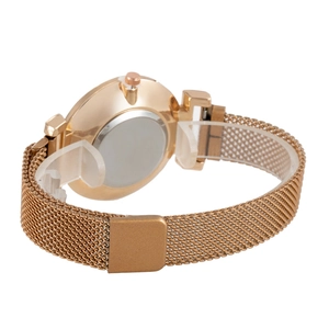 Détail du bracelet milanais en or rose et du boîtier arrière en acier de montre femme