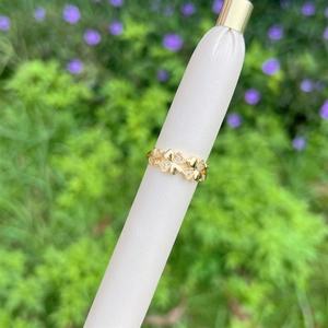 Adjustable 18K gold plated clover ring with pavé zircons in a natural outdoor setting