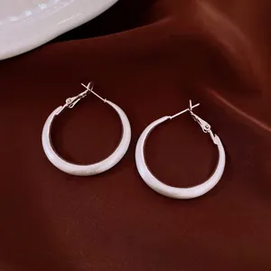 Grandi orecchini a cerchio in argento opaco minimalista con finitura testurizzata