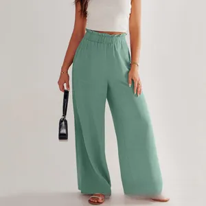 Dettaglio dei pantaloni in lino a vita alta con fascia elastica pieghettata in verde salvia