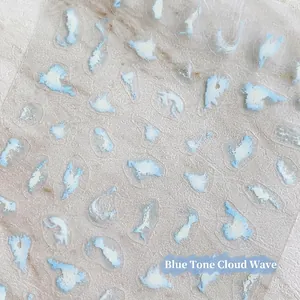 Blaue abstrakte Wolken-Nagelaufkleber mit Aquarell-Marmor-Effekt auf weißem Grund
