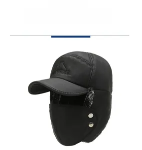 Dettaglio del cappello da aviatore nero impermeabile con fodera in pile e bottoni