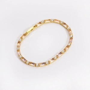 Elegante bracciale tennis placcato oro con zirconi rettangolari rosa e tondi bianchi