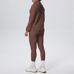 Vista posteriore set yoga marrone con leggings a vita alta e giacca slim con zip