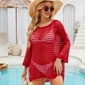 Gros plan sur la tunique de plage rouge au crochet avec détails de maille et manches évasées