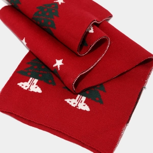 Nahaufnahme eines roten Strickschals mit grünem Weihnachtsbaum-Jacquard und Textur