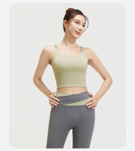 Detail der grauen High-Waist-Leggings mit hellgrünem Kreuz-V-Bund in Kontrastfarbe