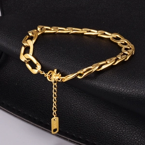 Collier en or 18 carats avec maillons rectangulaires, fermoir mousqueton et étiquette K18