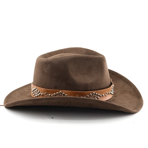 Détail du chapeau de cowboy en daim marron avec bande en cuir et rivets métalliques