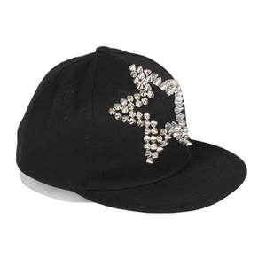Stijlvolle zwarte hiphop baseballpet met platte rand en sterpatroon van metalen klinknagels