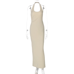 Détail d'une robe longue beige à dos nu montrant le tissu en maille élastique de qualité
